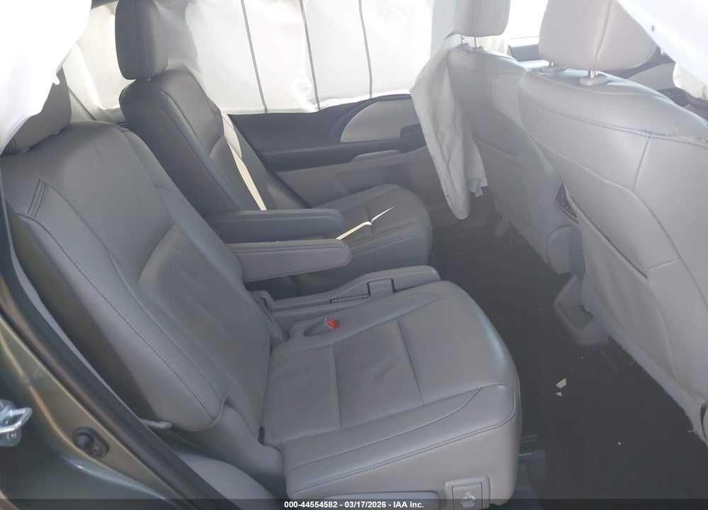 2019 TOYOTA HIGHLANDER XLE VIN: 5TDJZRFH6KS745721