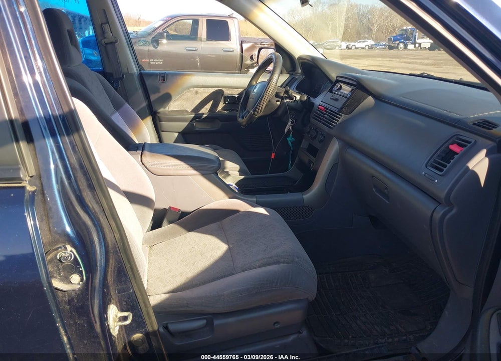 2004 HONDA PILOT LX VIN: 2HKYF18114H530216