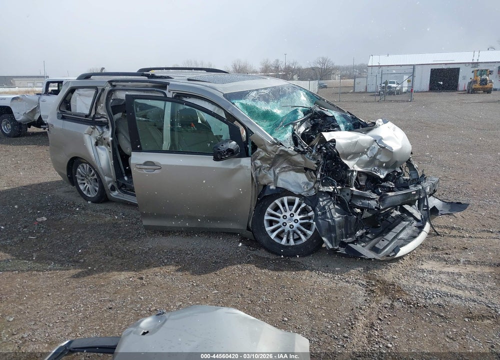 2015 TOYOTA SIENNA XLE 8 PASSENGER VIN: 5TDYK3DC4FS639037