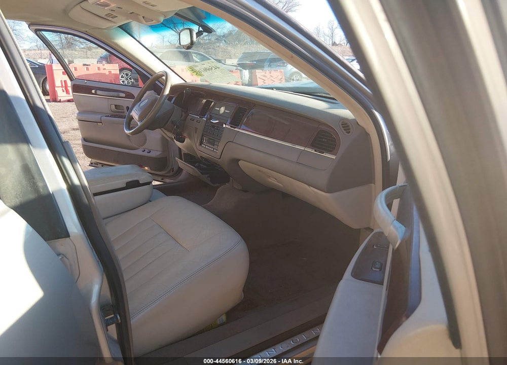 2003 LINCOLN TOWN CAR EXECUTIVE VIN: 1LNHM81W33Y660267