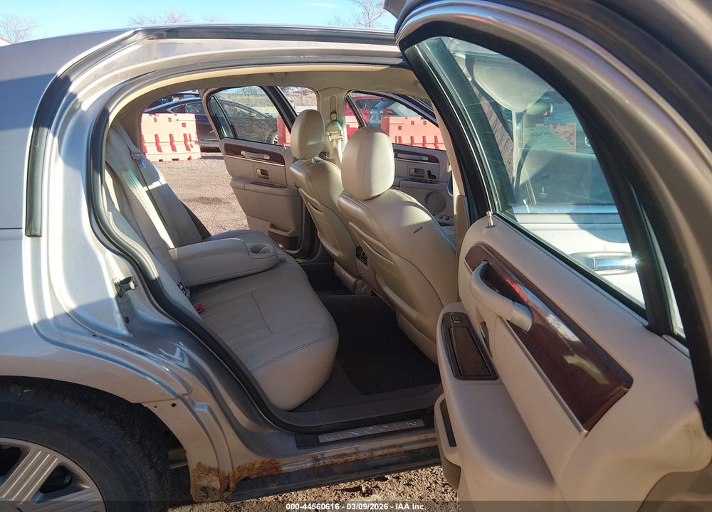 2003 LINCOLN TOWN CAR EXECUTIVE VIN: 1LNHM81W33Y660267
