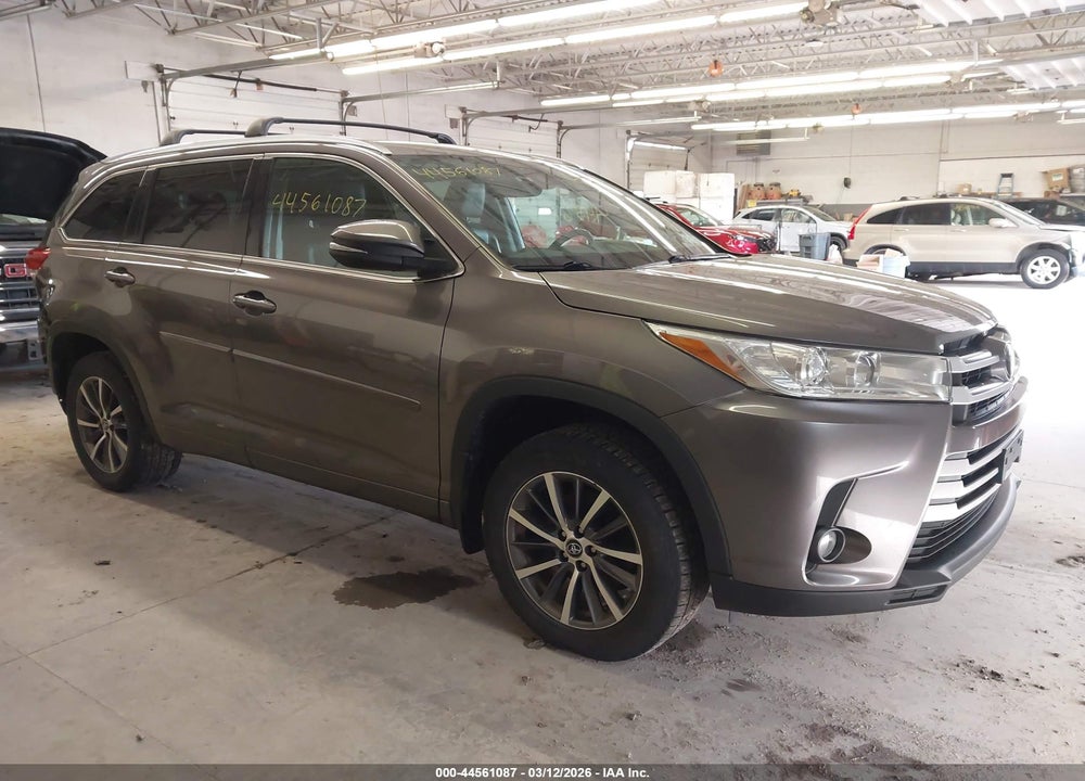 2018 TOYOTA HIGHLANDER XLE VIN: 5TDJZRFH3JS892898
