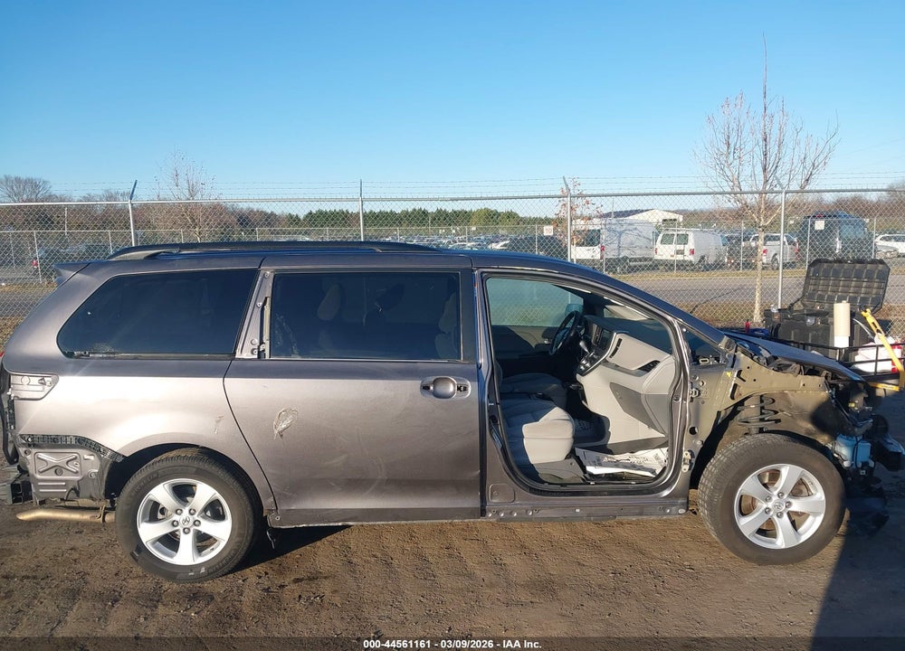 2017 TOYOTA SIENNA LE 8 PASSENGER VIN: 5TDKZ3DC7HS896004