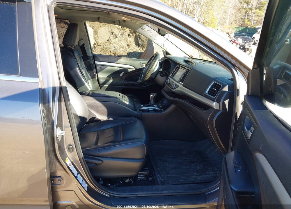 2015 TOYOTA HIGHLANDER XLE V6 VIN: 5TDJKRFH8FS137824