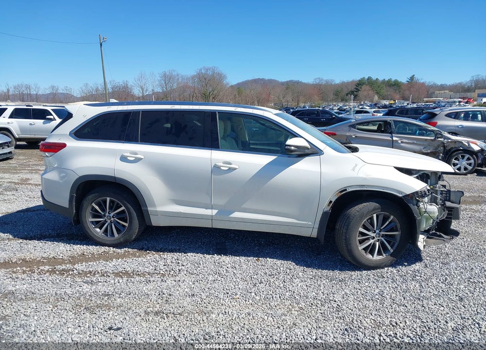 2017 TOYOTA HIGHLANDER XLE VIN: 5TDJZRFH8HS517552