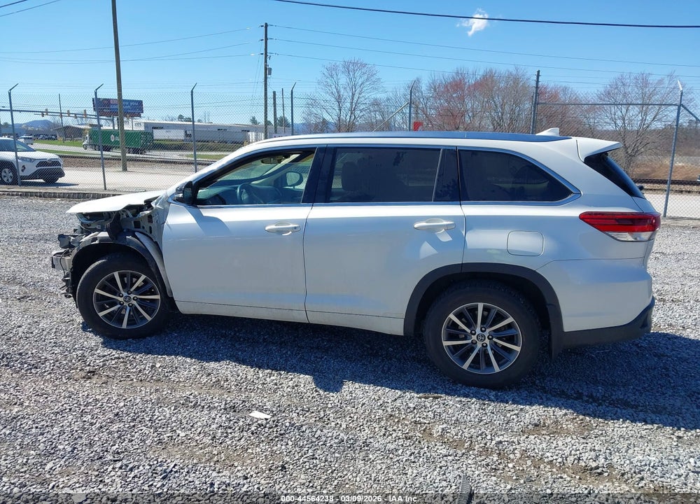 2017 TOYOTA HIGHLANDER XLE VIN: 5TDJZRFH8HS517552