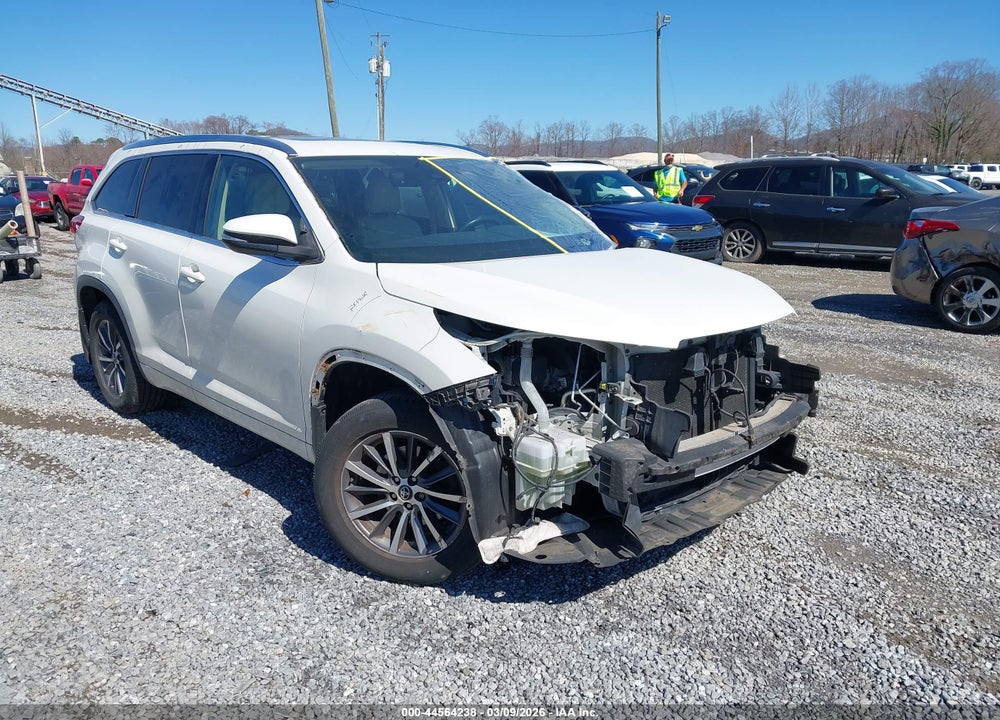2017 TOYOTA HIGHLANDER XLE VIN: 5TDJZRFH8HS517552