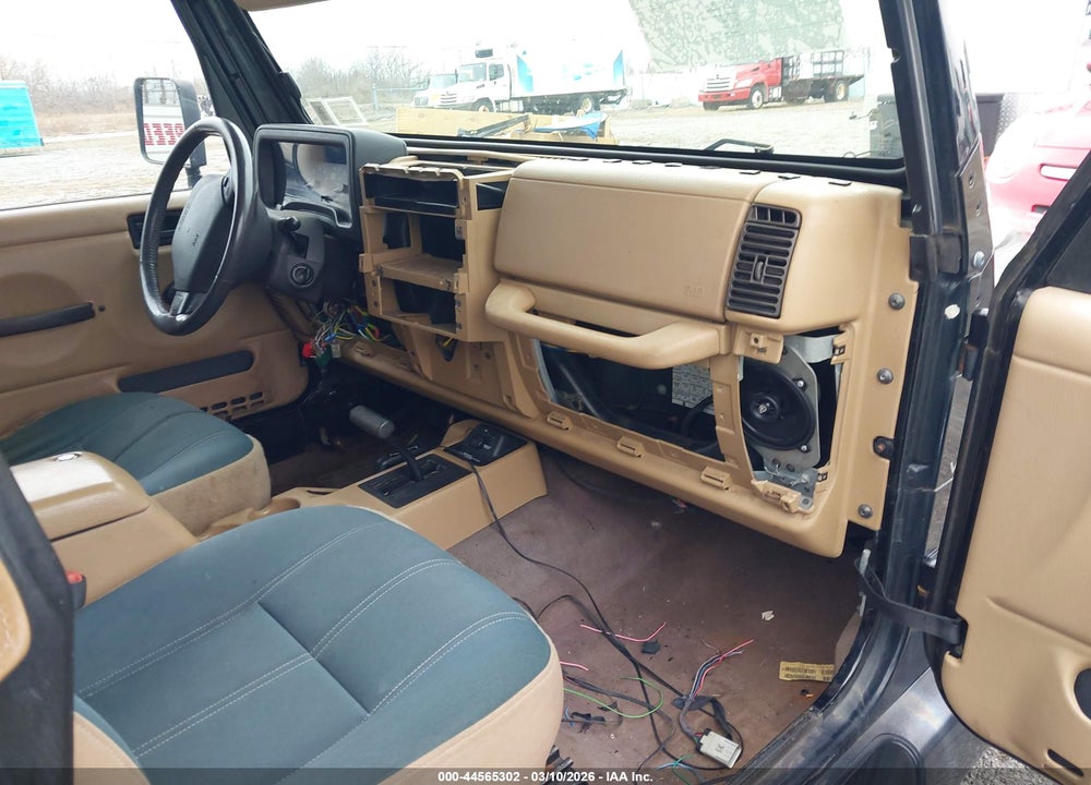 2000 JEEP WRANGLER SAHARA VIN: 1J4FA59S4YP704983