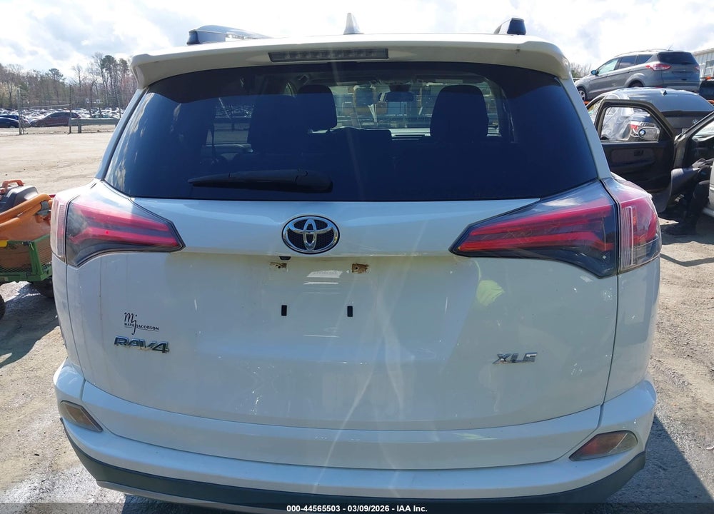 2018 TOYOTA RAV4 XLE VIN: JTMWFREV0JJ202091