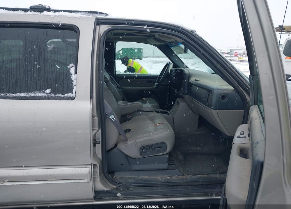 2000 CHEVROLET SUBURBAN 1500 LT VIN: 3GNFK16T8YG173923
