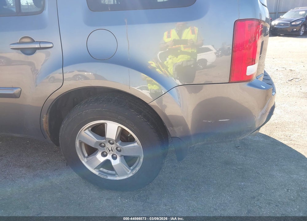 2011 HONDA PILOT EX-L VIN: 5FNYF4H5XBB015537