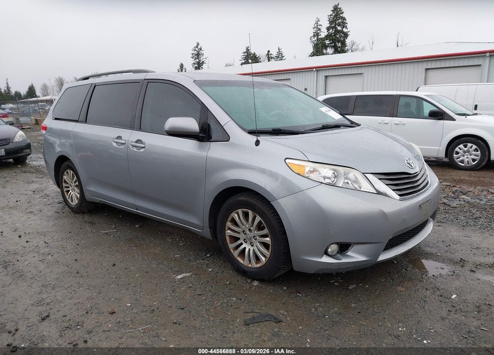 2013 TOYOTA SIENNA XLE V6 7 PASSENGER AUTO ACCESS SEAT/XLE V6 8 PASSENGER VIN: 5TDYK3DC3DS353936