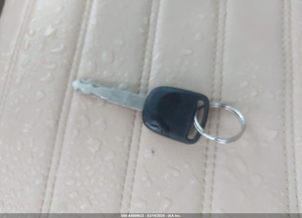 2005 HONDA CIVIC LX VIN: 2HGES16515H525985