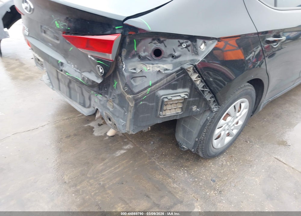 2018 HYUNDAI ELANTRA SE VIN: 5NPD74LFXJH276582