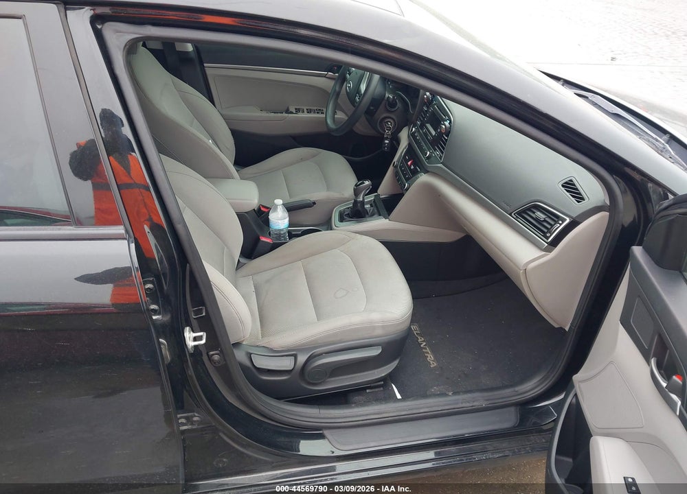 2018 HYUNDAI ELANTRA SE VIN: 5NPD74LFXJH276582