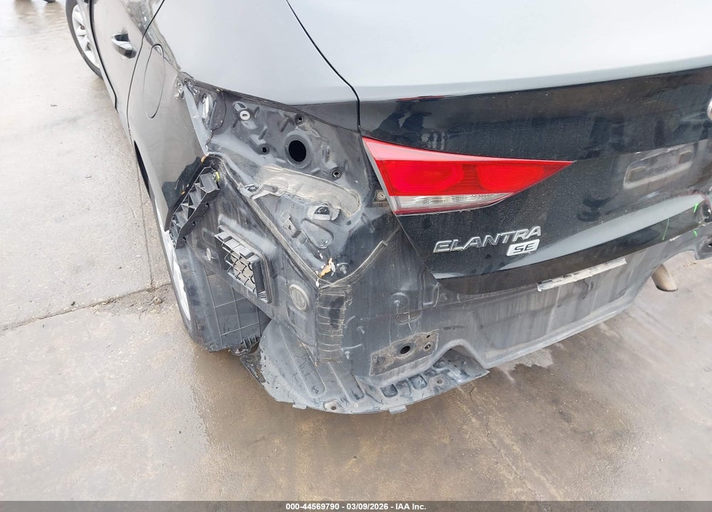2018 HYUNDAI ELANTRA SE VIN: 5NPD74LFXJH276582
