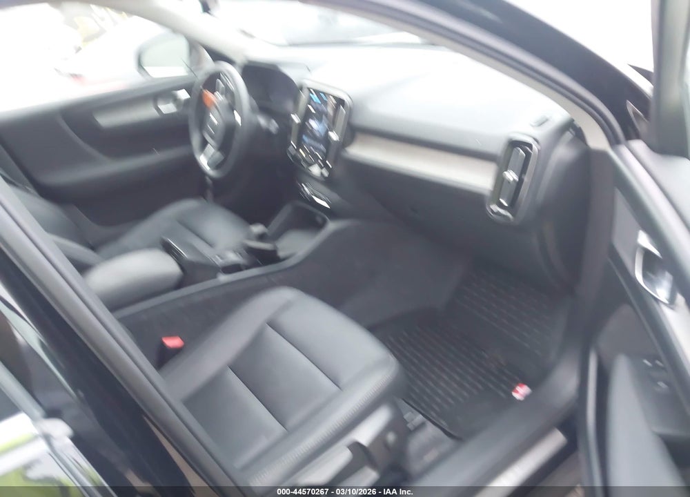 2025 VOLVO XC40 B5 CORE BRIGHT THEME VIN: YV4L12UJ7S2556058
