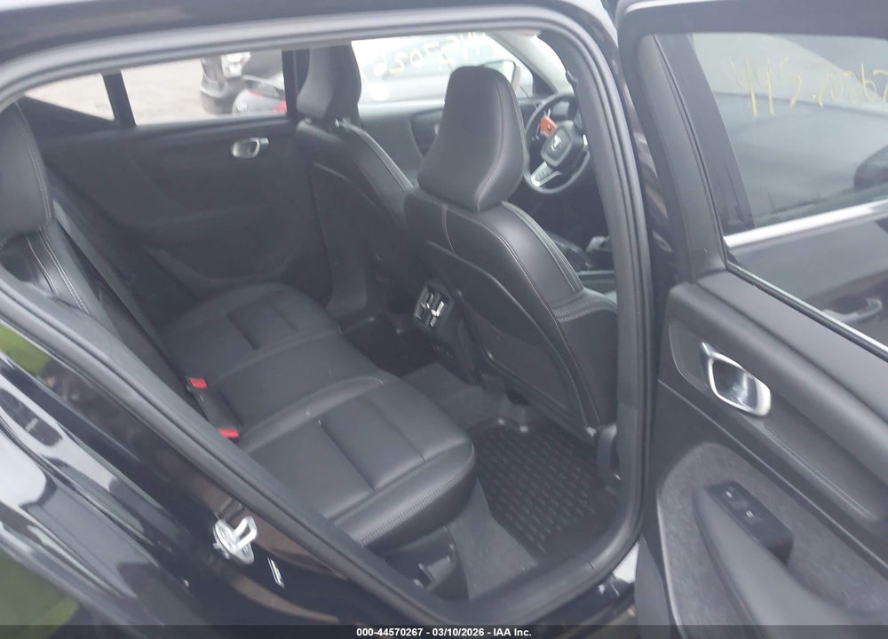 2025 VOLVO XC40 B5 CORE BRIGHT THEME VIN: YV4L12UJ7S2556058