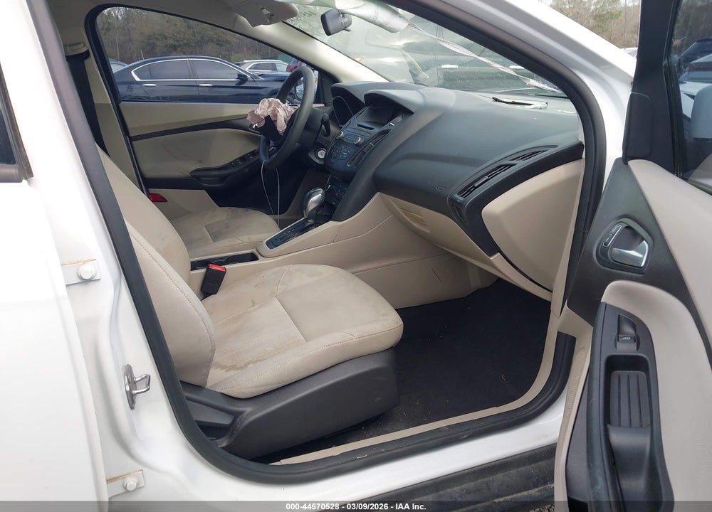 2015 FORD FOCUS SE VIN: 1FADP3F28FL239672