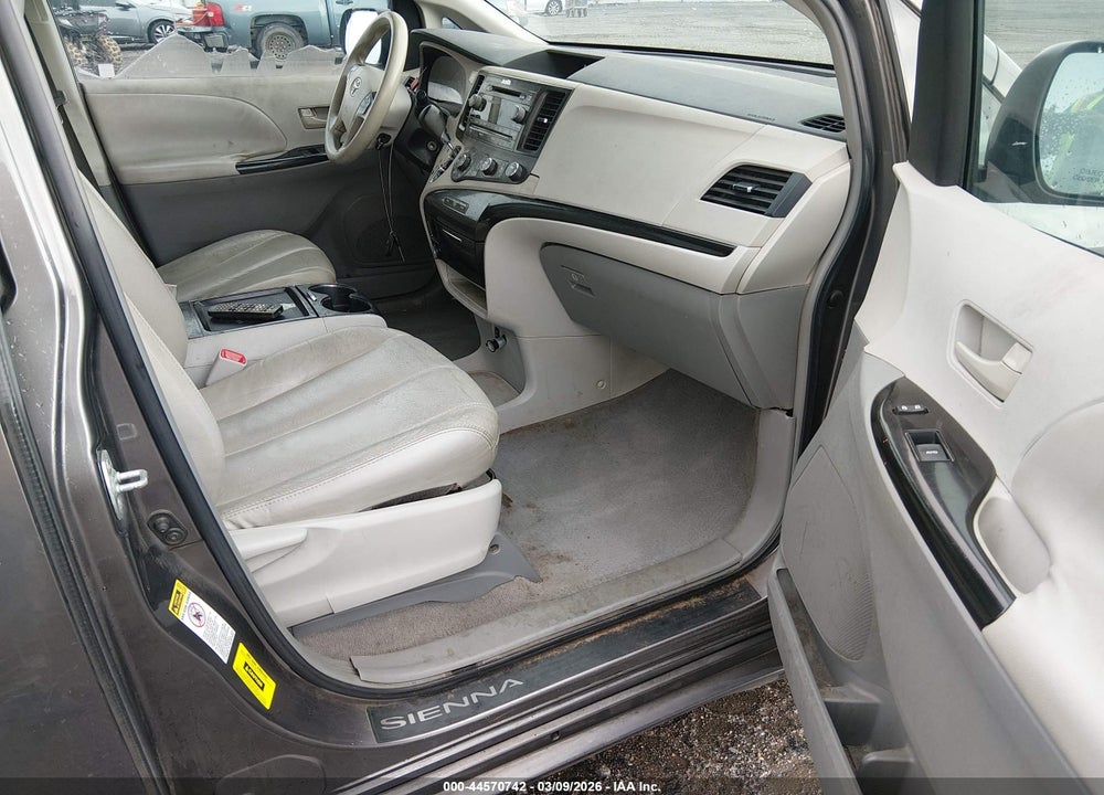 2011 TOYOTA SIENNA LE V6 VIN: 5TDKK3DC7BS062424