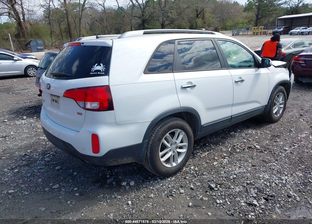 2015 KIA SORENTO LX VIN: 5XYKT3A60FG555800