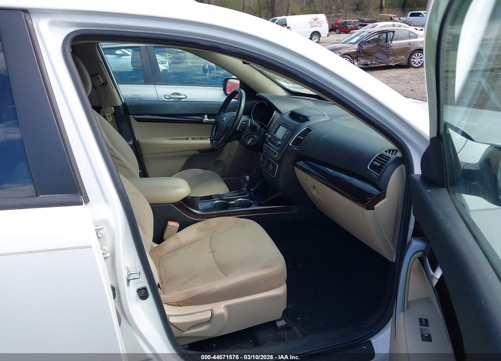 2015 KIA SORENTO LX VIN: 5XYKT3A60FG555800