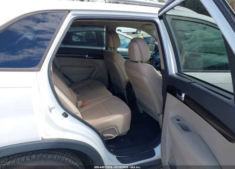 2015 KIA SORENTO LX VIN: 5XYKT3A60FG555800