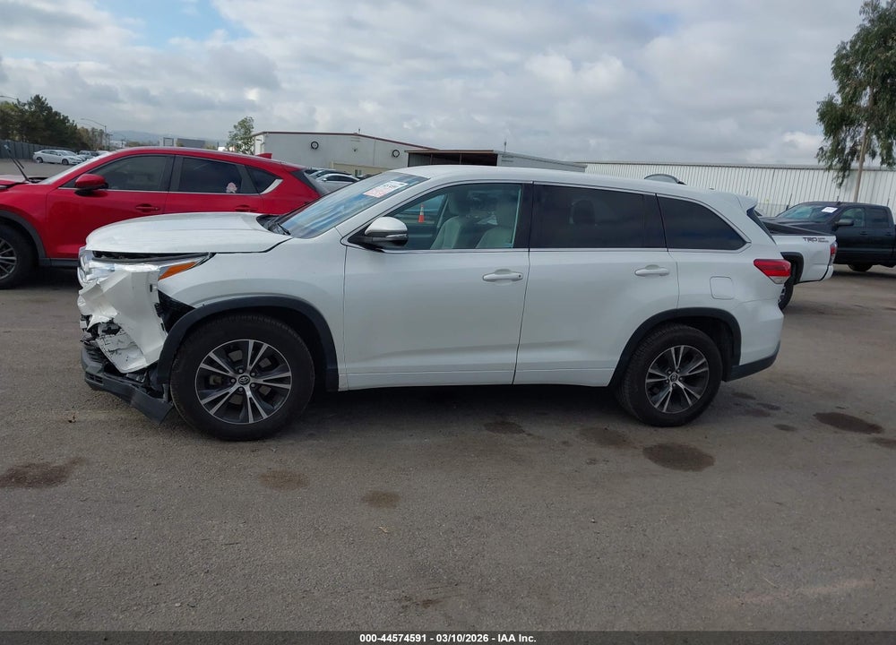 2018 TOYOTA HIGHLANDER LE VIN: 5TDZARFH9JS037522