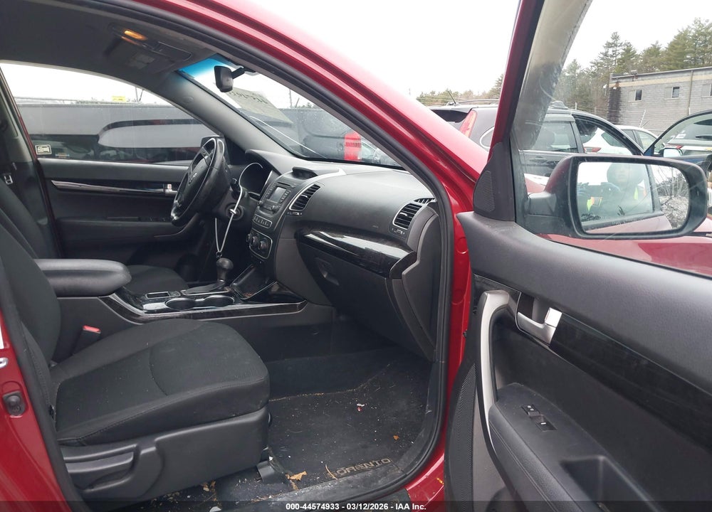 2015 KIA SORENTO LX VIN: 5XYKTDA69FG637207