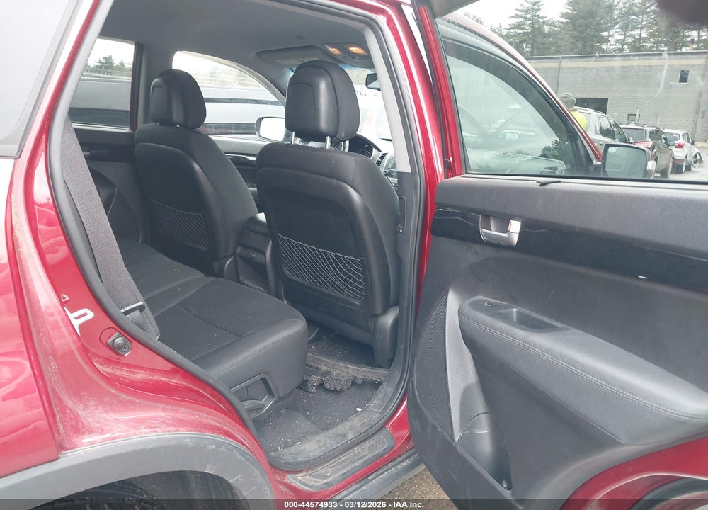 2015 KIA SORENTO LX VIN: 5XYKTDA69FG637207