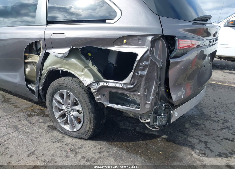 2021 TOYOTA SIENNA LE VIN: 5TDKRKEC4MS023376