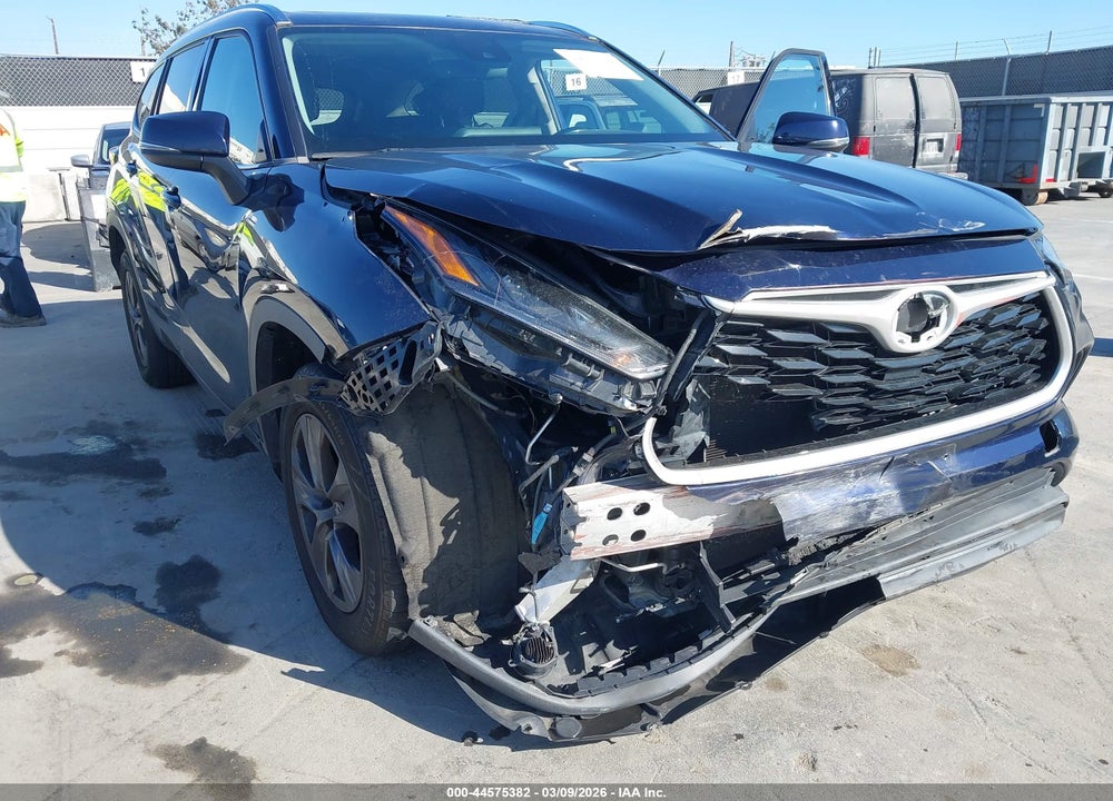 2021 TOYOTA HIGHLANDER XLE VIN: 5TDGZRAH9MS520780