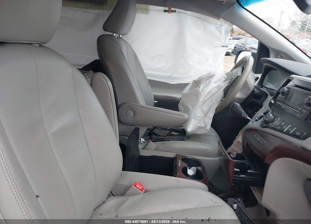 2013 TOYOTA SIENNA XLE 7 PASSENGER VIN: 5TDDK3DC4DS050100