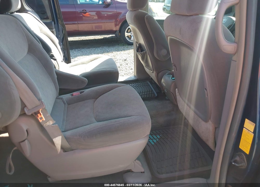 2005 TOYOTA SIENNA XLE VIN: 5TDZA22C25S369731