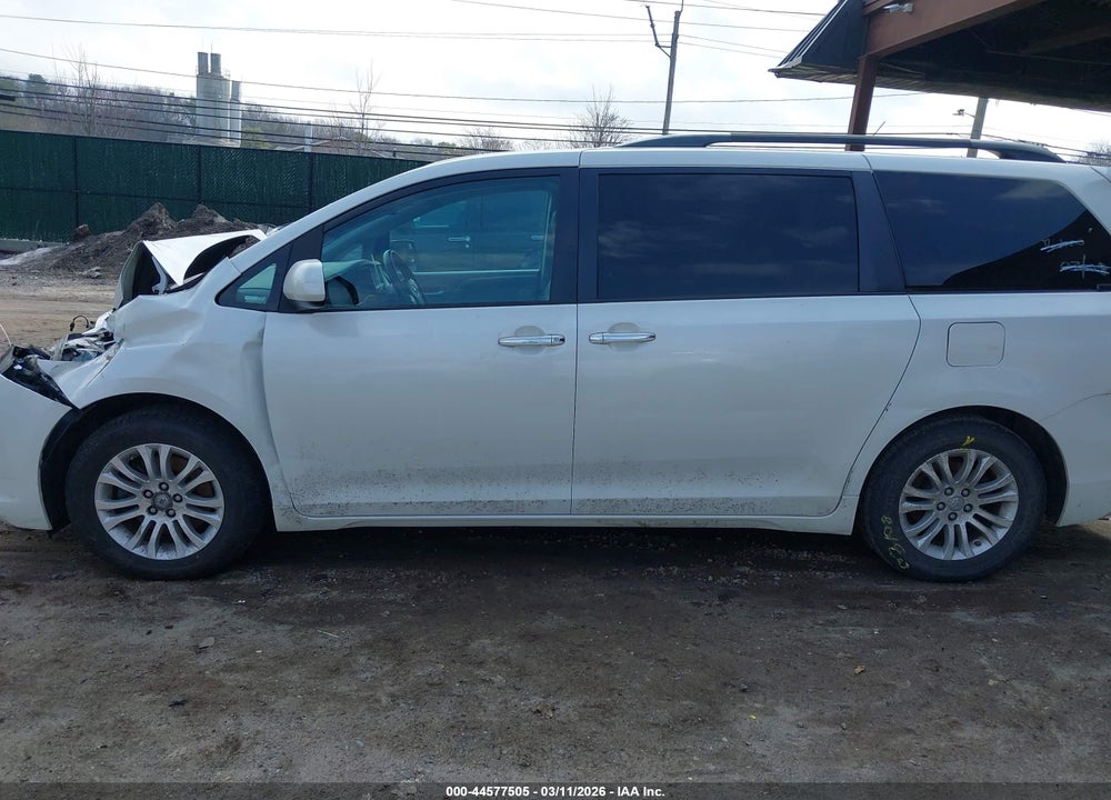 2017 TOYOTA SIENNA XLE 8 PASSENGER VIN: 5TDYZ3DC4HS809430