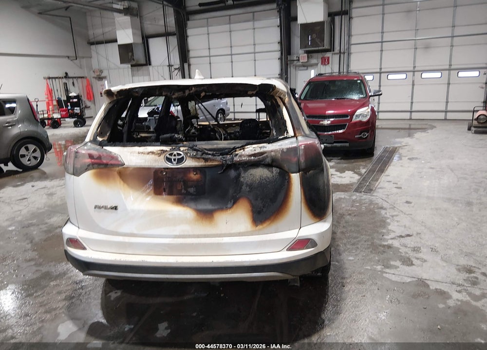 2018 TOYOTA RAV4 XLE VIN: 2T3RFREV4JW703483