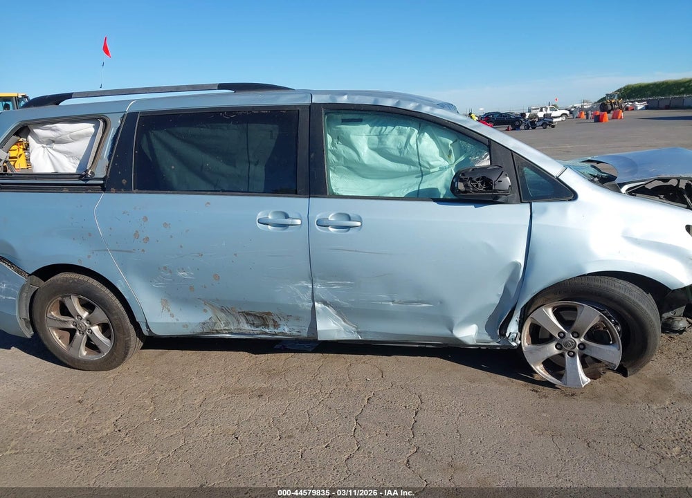 2017 TOYOTA SIENNA LE 8 PASSENGER VIN: 5TDKZ3DC5HS842085