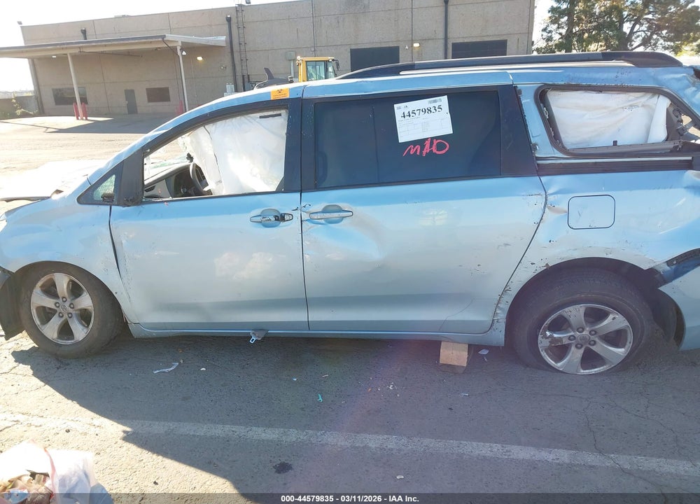 2017 TOYOTA SIENNA LE 8 PASSENGER VIN: 5TDKZ3DC5HS842085