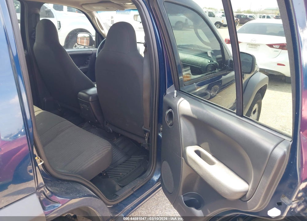 2004 JEEP LIBERTY SPORT VIN: 1J4GL48K14W143782