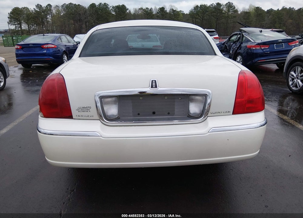 2003 LINCOLN TOWN CAR SIGNATURE VIN: 1LNHM82W63Y660696
