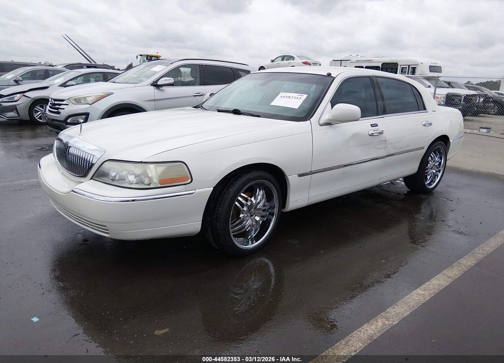 2003 LINCOLN TOWN CAR SIGNATURE VIN: 1LNHM82W63Y660696