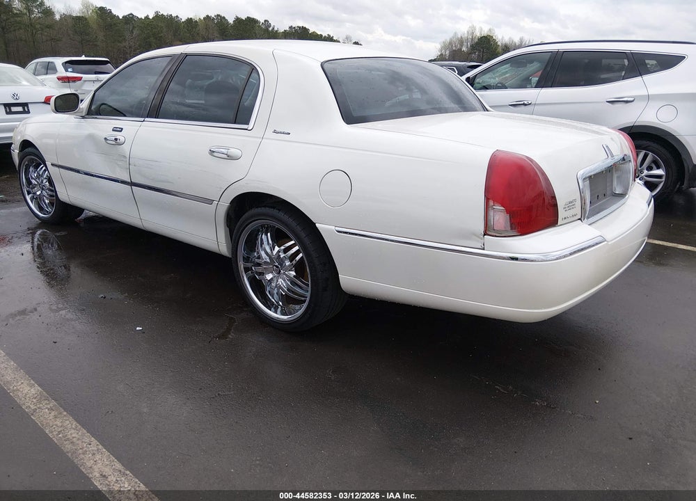 2003 LINCOLN TOWN CAR SIGNATURE VIN: 1LNHM82W63Y660696
