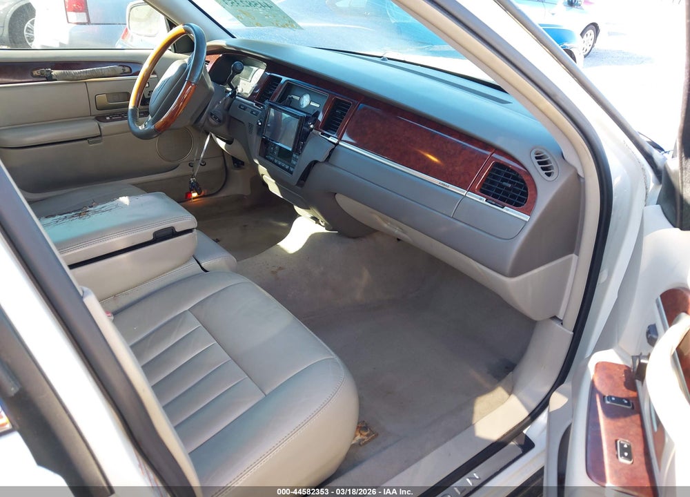 2003 LINCOLN TOWN CAR SIGNATURE VIN: 1LNHM82W63Y660696