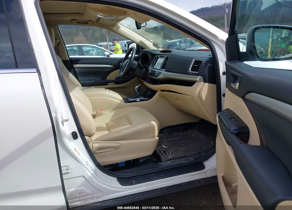 2014 TOYOTA HIGHLANDER XLE V6 VIN: 5TDJKRFH3ES058740