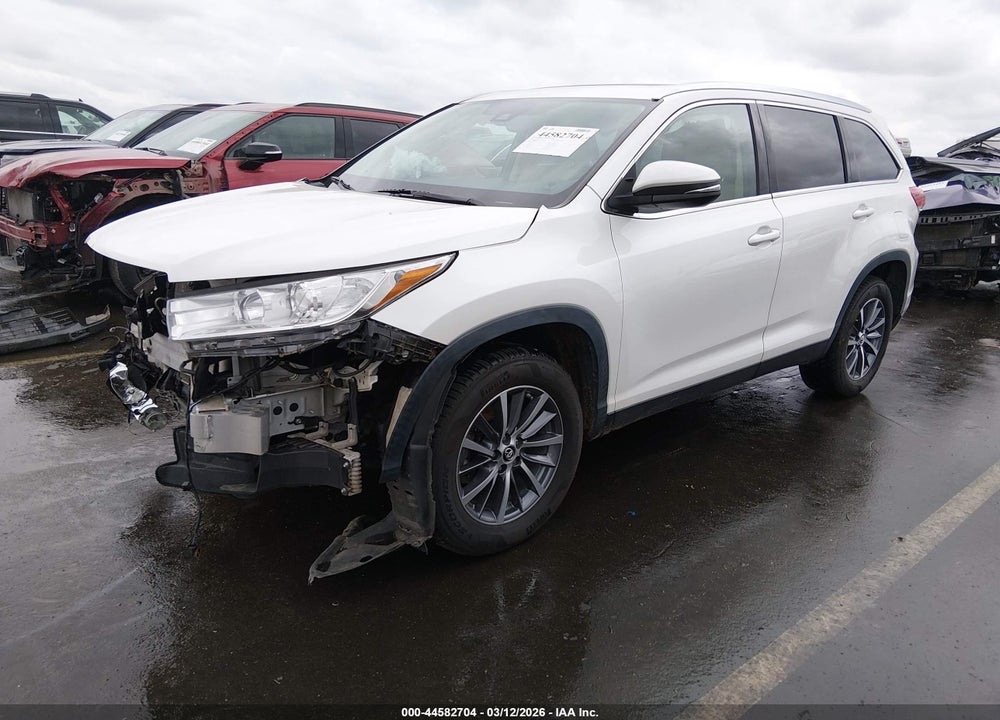 2019 TOYOTA HIGHLANDER XLE VIN: 5TDKZRFH2KS358071