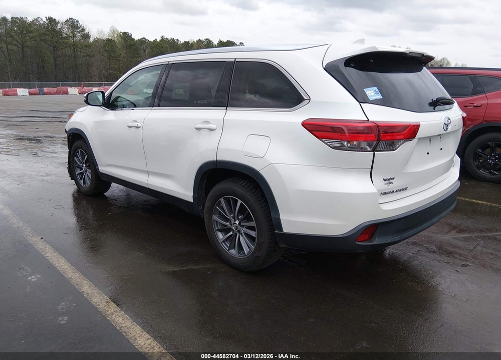 2019 TOYOTA HIGHLANDER XLE VIN: 5TDKZRFH2KS358071