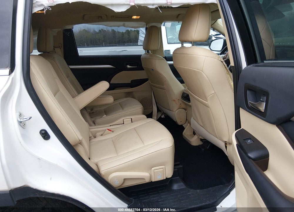 2019 TOYOTA HIGHLANDER XLE VIN: 5TDKZRFH2KS358071
