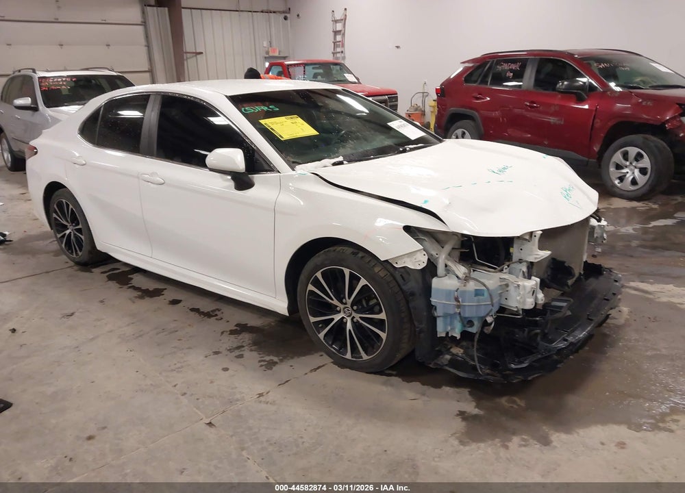 2018 TOYOTA CAMRY SE VIN: 4T1B11HK2JU583131