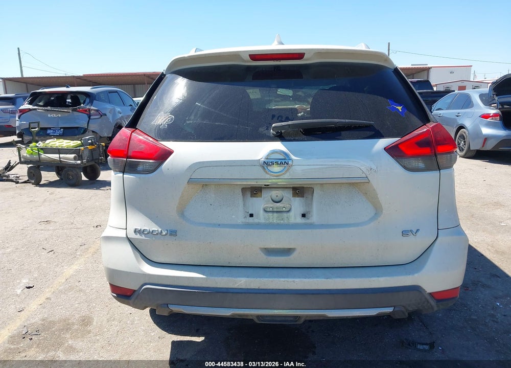 2018 NISSAN ROGUE SV VIN: KNMAT2MT0JP550223
