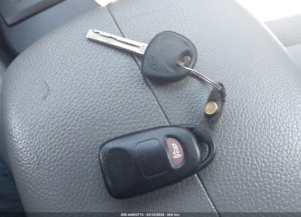 2011 KIA SORENTO LX VIN: 5XYKTCA13BG174814